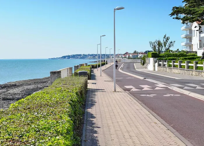 Stunning In Saint-georges-de-didon Сasa de vacaciones *